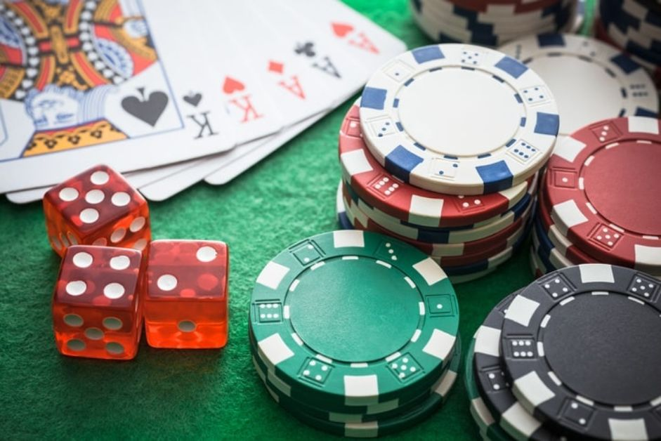 bannière avec des cartes et des jetons WinOui Casino